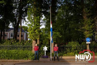 Stil verdriet en diepe eerbied: indrukwekkende menigte herdenkt oorlogsslachtoffers met kranslegging op ’t Harde - © NWVFoto.nl