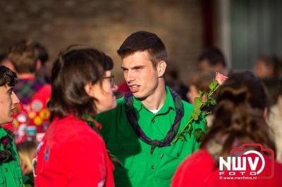 Stil verdriet en diepe eerbied: indrukwekkende menigte herdenkt oorlogsslachtoffers met kranslegging op ’t Harde - © NWVFoto.nl