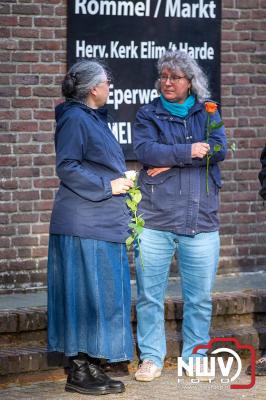 Stil verdriet en diepe eerbied: indrukwekkende menigte herdenkt oorlogsslachtoffers met kranslegging op ’t Harde - © NWVFoto.nl