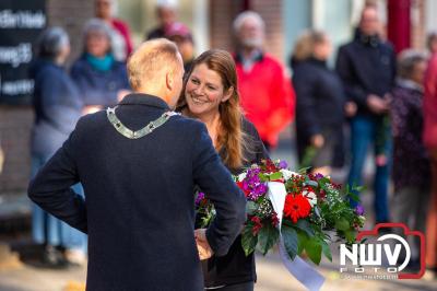 Stil verdriet en diepe eerbied: indrukwekkende menigte herdenkt oorlogsslachtoffers met kranslegging op ’t Harde - © NWVFoto.nl