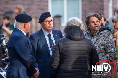 Stil verdriet en diepe eerbied: indrukwekkende menigte herdenkt oorlogsslachtoffers met kranslegging op ’t Harde - © NWVFoto.nl