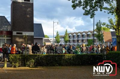 Stil verdriet en diepe eerbied: indrukwekkende menigte herdenkt oorlogsslachtoffers met kranslegging op ’t Harde - © NWVFoto.nl