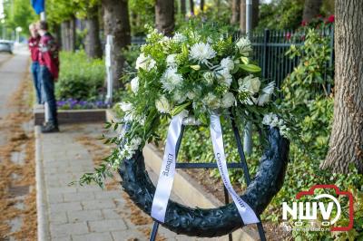 Stil verdriet en diepe eerbied: indrukwekkende menigte herdenkt oorlogsslachtoffers met kranslegging op ’t Harde - © NWVFoto.nl