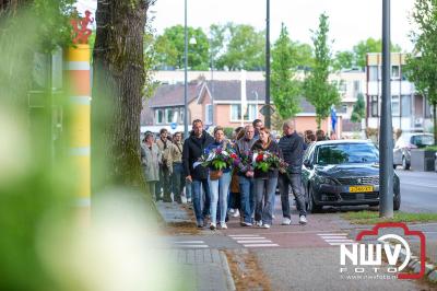 Stil verdriet en diepe eerbied: indrukwekkende menigte herdenkt oorlogsslachtoffers met kranslegging op ’t Harde - © NWVFoto.nl
