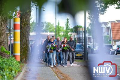 Stil verdriet en diepe eerbied: indrukwekkende menigte herdenkt oorlogsslachtoffers met kranslegging op ’t Harde - © NWVFoto.nl