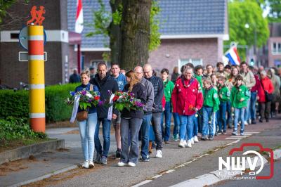 Stil verdriet en diepe eerbied: indrukwekkende menigte herdenkt oorlogsslachtoffers met kranslegging op ’t Harde - © NWVFoto.nl