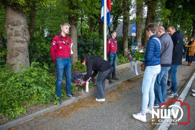 Stil verdriet en diepe eerbied: indrukwekkende menigte herdenkt oorlogsslachtoffers met kranslegging op ’t Harde - © NWVFoto.nl