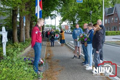 Stil verdriet en diepe eerbied: indrukwekkende menigte herdenkt oorlogsslachtoffers met kranslegging op ’t Harde - © NWVFoto.nl