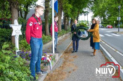 Stil verdriet en diepe eerbied: indrukwekkende menigte herdenkt oorlogsslachtoffers met kranslegging op ’t Harde - © NWVFoto.nl