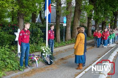 Stil verdriet en diepe eerbied: indrukwekkende menigte herdenkt oorlogsslachtoffers met kranslegging op ’t Harde - © NWVFoto.nl