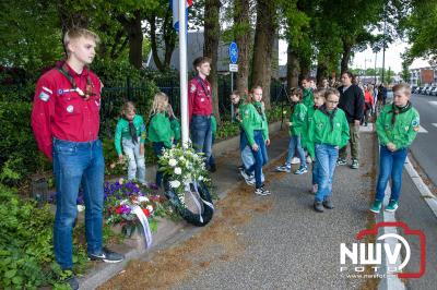 Stil verdriet en diepe eerbied: indrukwekkende menigte herdenkt oorlogsslachtoffers met kranslegging op ’t Harde - © NWVFoto.nl