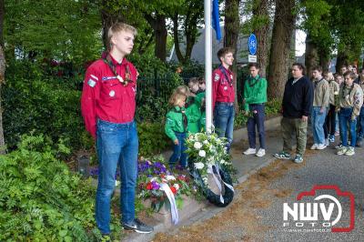 Stil verdriet en diepe eerbied: indrukwekkende menigte herdenkt oorlogsslachtoffers met kranslegging op ’t Harde - © NWVFoto.nl