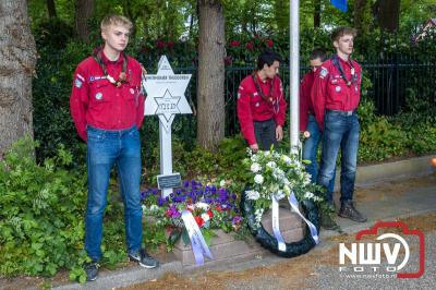 Stil verdriet en diepe eerbied: indrukwekkende menigte herdenkt oorlogsslachtoffers met kranslegging op ’t Harde - © NWVFoto.nl
