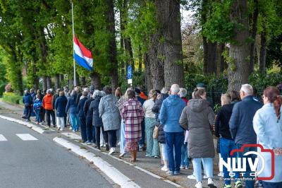 Stil verdriet en diepe eerbied: indrukwekkende menigte herdenkt oorlogsslachtoffers met kranslegging op ’t Harde - © NWVFoto.nl