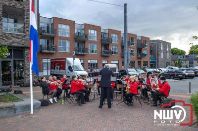 Stil verdriet en diepe eerbied: indrukwekkende menigte herdenkt oorlogsslachtoffers met kranslegging op ’t Harde - © NWVFoto.nl