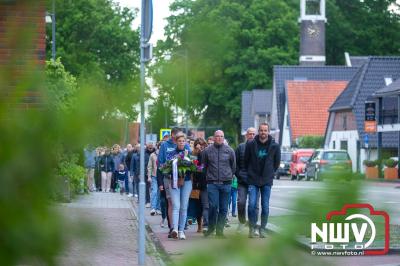 Stil verdriet en diepe eerbied: indrukwekkende menigte herdenkt oorlogsslachtoffers met kranslegging op ’t Harde - © NWVFoto.nl