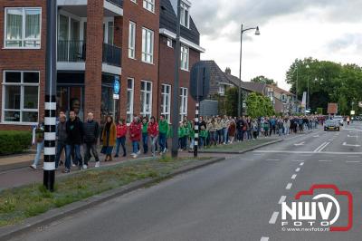 Stil verdriet en diepe eerbied: indrukwekkende menigte herdenkt oorlogsslachtoffers met kranslegging op ’t Harde - © NWVFoto.nl