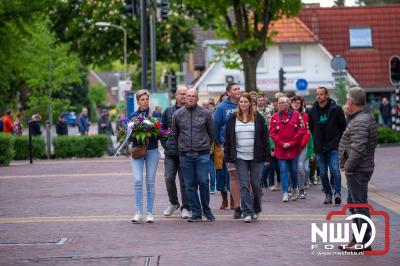 Stil verdriet en diepe eerbied: indrukwekkende menigte herdenkt oorlogsslachtoffers met kranslegging op ’t Harde - © NWVFoto.nl