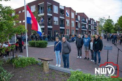 Stil verdriet en diepe eerbied: indrukwekkende menigte herdenkt oorlogsslachtoffers met kranslegging op ’t Harde - © NWVFoto.nl