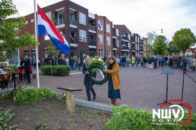 Stil verdriet en diepe eerbied: indrukwekkende menigte herdenkt oorlogsslachtoffers met kranslegging op ’t Harde - © NWVFoto.nl