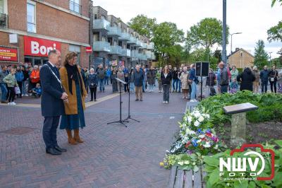 Stil verdriet en diepe eerbied: indrukwekkende menigte herdenkt oorlogsslachtoffers met kranslegging op ’t Harde - © NWVFoto.nl