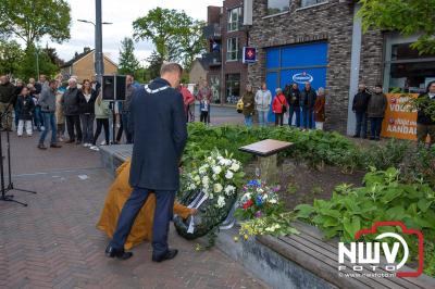 Stil verdriet en diepe eerbied: indrukwekkende menigte herdenkt oorlogsslachtoffers met kranslegging op ’t Harde - © NWVFoto.nl