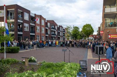 Stil verdriet en diepe eerbied: indrukwekkende menigte herdenkt oorlogsslachtoffers met kranslegging op ’t Harde - © NWVFoto.nl