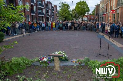 Stil verdriet en diepe eerbied: indrukwekkende menigte herdenkt oorlogsslachtoffers met kranslegging op ’t Harde - © NWVFoto.nl