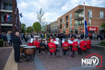 Stil verdriet en diepe eerbied: indrukwekkende menigte herdenkt oorlogsslachtoffers met kranslegging op ’t Harde - © NWVFoto.nl