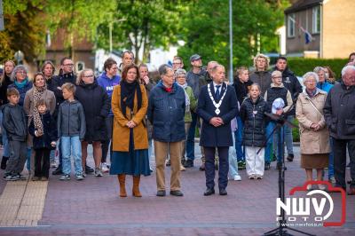 Stil verdriet en diepe eerbied: indrukwekkende menigte herdenkt oorlogsslachtoffers met kranslegging op ’t Harde - © NWVFoto.nl