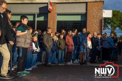 Stil verdriet en diepe eerbied: indrukwekkende menigte herdenkt oorlogsslachtoffers met kranslegging op ’t Harde - © NWVFoto.nl