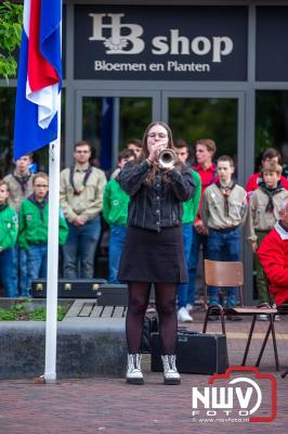 Stil verdriet en diepe eerbied: indrukwekkende menigte herdenkt oorlogsslachtoffers met kranslegging op ’t Harde - © NWVFoto.nl