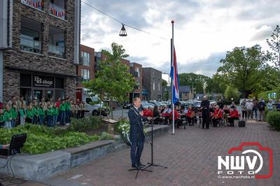 Stil verdriet en diepe eerbied: indrukwekkende menigte herdenkt oorlogsslachtoffers met kranslegging op ’t Harde - © NWVFoto.nl