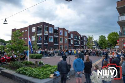 Stil verdriet en diepe eerbied: indrukwekkende menigte herdenkt oorlogsslachtoffers met kranslegging op ’t Harde - © NWVFoto.nl