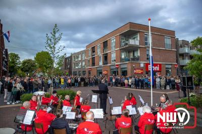 Stil verdriet en diepe eerbied: indrukwekkende menigte herdenkt oorlogsslachtoffers met kranslegging op ’t Harde - © NWVFoto.nl
