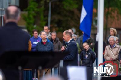 Stil verdriet en diepe eerbied: indrukwekkende menigte herdenkt oorlogsslachtoffers met kranslegging op ’t Harde - © NWVFoto.nl