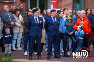 Stil verdriet en diepe eerbied: indrukwekkende menigte herdenkt oorlogsslachtoffers met kranslegging op ’t Harde - © NWVFoto.nl