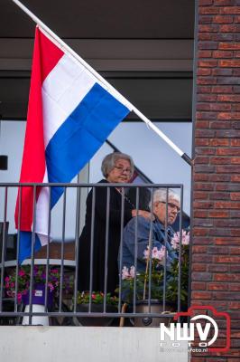 Stil verdriet en diepe eerbied: indrukwekkende menigte herdenkt oorlogsslachtoffers met kranslegging op ’t Harde - © NWVFoto.nl
