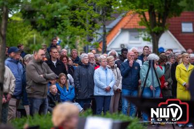Stil verdriet en diepe eerbied: indrukwekkende menigte herdenkt oorlogsslachtoffers met kranslegging op ’t Harde - © NWVFoto.nl