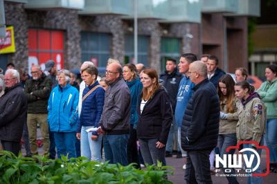 Stil verdriet en diepe eerbied: indrukwekkende menigte herdenkt oorlogsslachtoffers met kranslegging op ’t Harde - © NWVFoto.nl