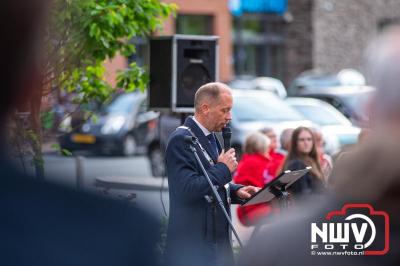 Stil verdriet en diepe eerbied: indrukwekkende menigte herdenkt oorlogsslachtoffers met kranslegging op ’t Harde - © NWVFoto.nl