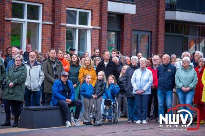 Stil verdriet en diepe eerbied: indrukwekkende menigte herdenkt oorlogsslachtoffers met kranslegging op ’t Harde - © NWVFoto.nl
