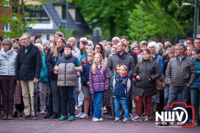 Stil verdriet en diepe eerbied: indrukwekkende menigte herdenkt oorlogsslachtoffers met kranslegging op ’t Harde - © NWVFoto.nl