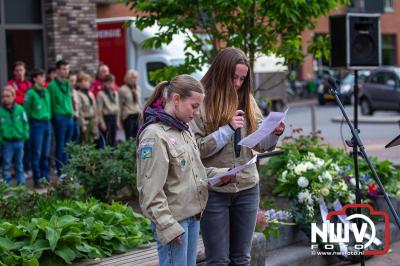 Stil verdriet en diepe eerbied: indrukwekkende menigte herdenkt oorlogsslachtoffers met kranslegging op ’t Harde - © NWVFoto.nl