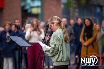 Stil verdriet en diepe eerbied: indrukwekkende menigte herdenkt oorlogsslachtoffers met kranslegging op ’t Harde - © NWVFoto.nl