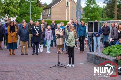 Stil verdriet en diepe eerbied: indrukwekkende menigte herdenkt oorlogsslachtoffers met kranslegging op ’t Harde - © NWVFoto.nl