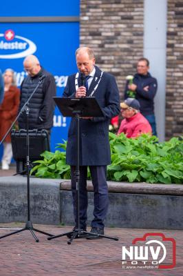 Stil verdriet en diepe eerbied: indrukwekkende menigte herdenkt oorlogsslachtoffers met kranslegging op ’t Harde - © NWVFoto.nl