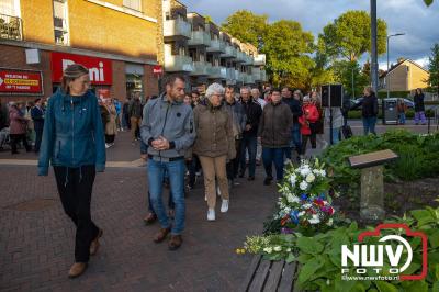 Stil verdriet en diepe eerbied: indrukwekkende menigte herdenkt oorlogsslachtoffers met kranslegging op ’t Harde - © NWVFoto.nl