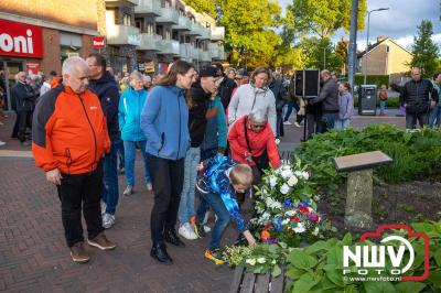 Stil verdriet en diepe eerbied: indrukwekkende menigte herdenkt oorlogsslachtoffers met kranslegging op ’t Harde - © NWVFoto.nl