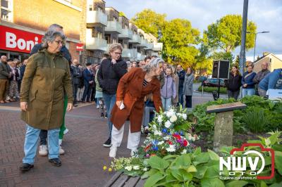 Stil verdriet en diepe eerbied: indrukwekkende menigte herdenkt oorlogsslachtoffers met kranslegging op ’t Harde - © NWVFoto.nl